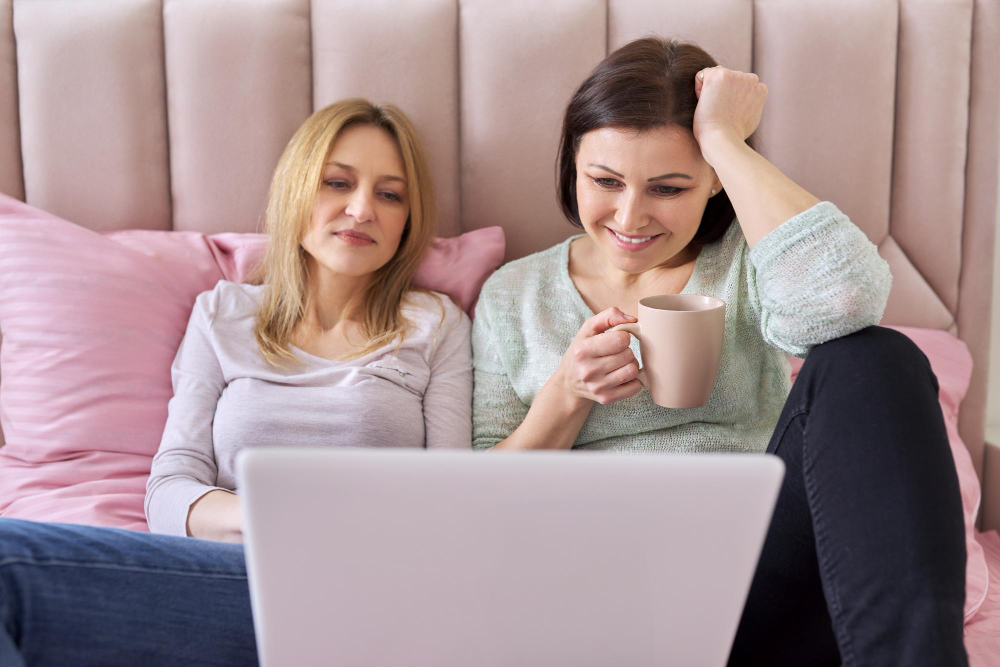 Kobieta podczas rozmowy wideo z domu — praca online